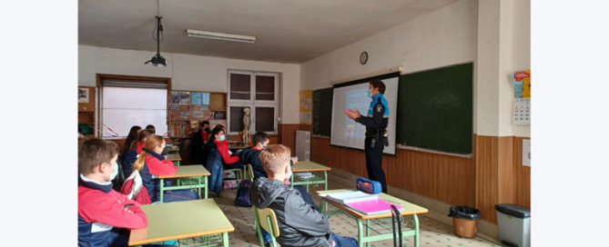 Charla sobre riesgos de internet en ESO del colegio concertado Rafaela María de Valladolid