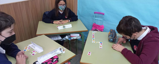 Los alumnos y alumnas de 5º de primaria del Colegio Rafaela María de Valladolid repasan con un dominó de fracciones equivalentes.