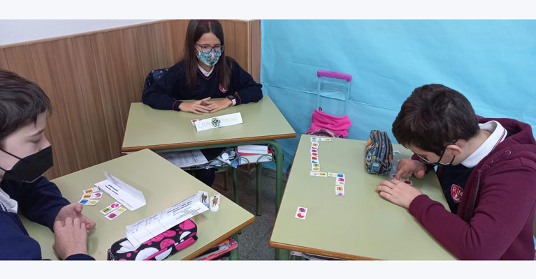 Los alumnos y alumnas de 5º de primaria del Colegio Rafaela María de Valladolid repasan con un dominó de fracciones equivalentes.
