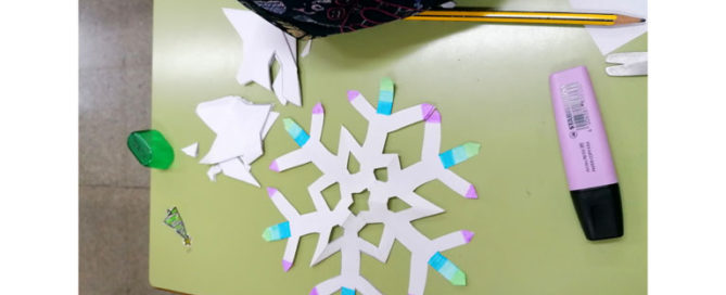 Los alumnos y alumnas de 5º de primaria del Colegio Rafaela María de Valladolid han elaborado copos de nieve.