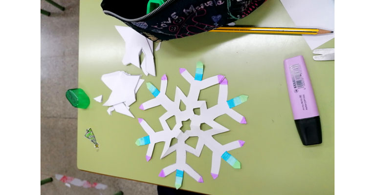 Los alumnos y alumnas de 5º de primaria del Colegio Rafaela María de Valladolid han elaborado copos de nieve.