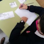 Los alumnos y alumnas de sexto de primaria del Colegio Rafaela María trabajan porcentajes calculando el IVA.