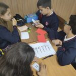 Los alumnos y alumnas de quinto de primaria del Colegio Rafaela María de Valladolid trabajan los múltiplos y divisores.