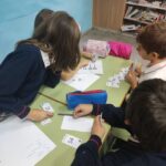 Los alumnos y alumnas de quinto de primaria del Colegio Rafaela María de Valladolid trabajan los múltiplos y divisores.