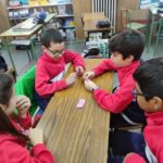 Los alumnos y alumnas de quinto de primaria del Colegio Rafaela María de Valladolid han repasado con un dominó decimal.
