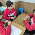 Los alumnos y alumnas de quinto de primaria del Colegio Rafaela María de Valladolid han repasado con un dominó decimal.