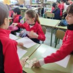 Los alumnos y alumnas de quinto de primaria del Colegio Rafaela María de Valladolid han repasado con un dominó decimal.